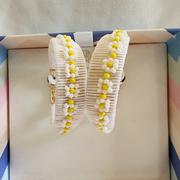 House of harlow 1960 white with yellow Beaded flower earrings. - Picture 5 of 6